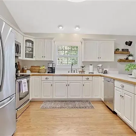Fantastic Cottage With Big Backyard Near The City Greensboro Exterior photo