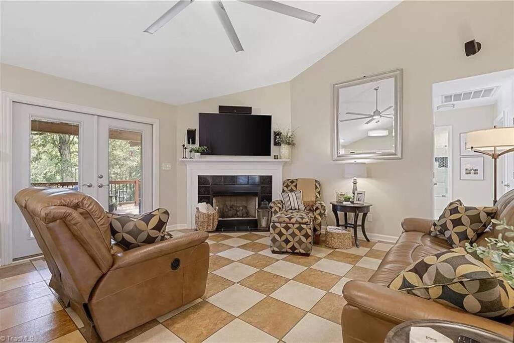 Holiday home Fantastic With Big Backyard Near The Greensboro