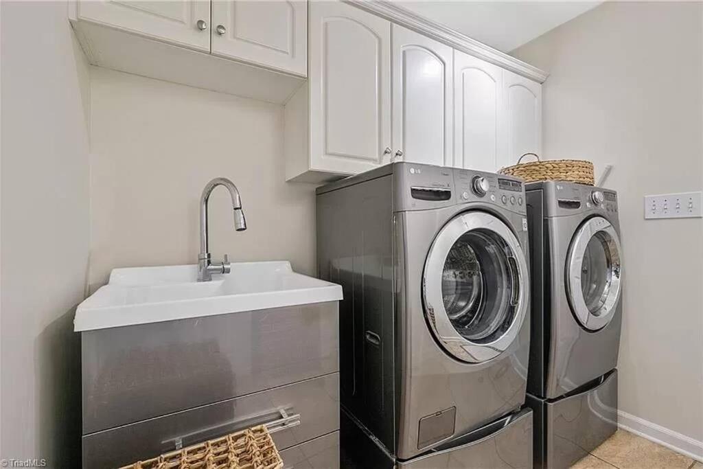 Fantastic With Big Backyard Near The Holiday home Greensboro