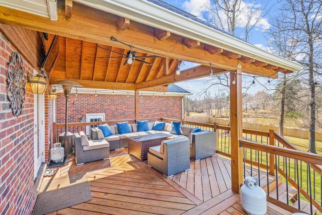 Fantastic With Big Backyard Near The Greensboro