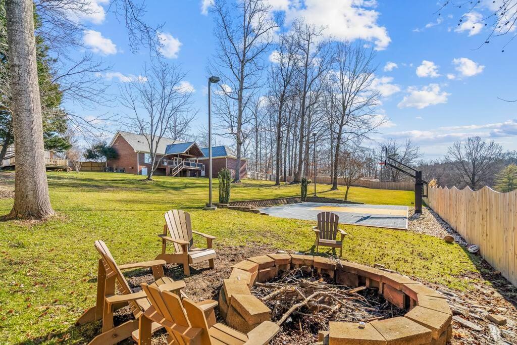 Fantastic With Big Backyard Near The Holiday home