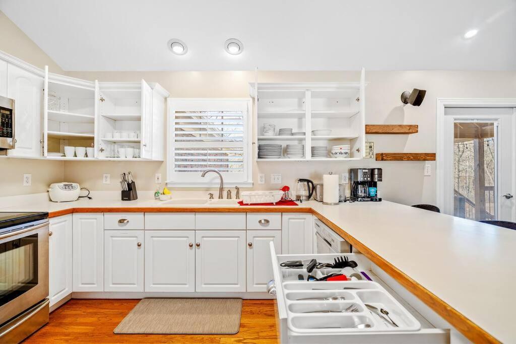 Fantastic With Big Backyard Near The Holiday home *
