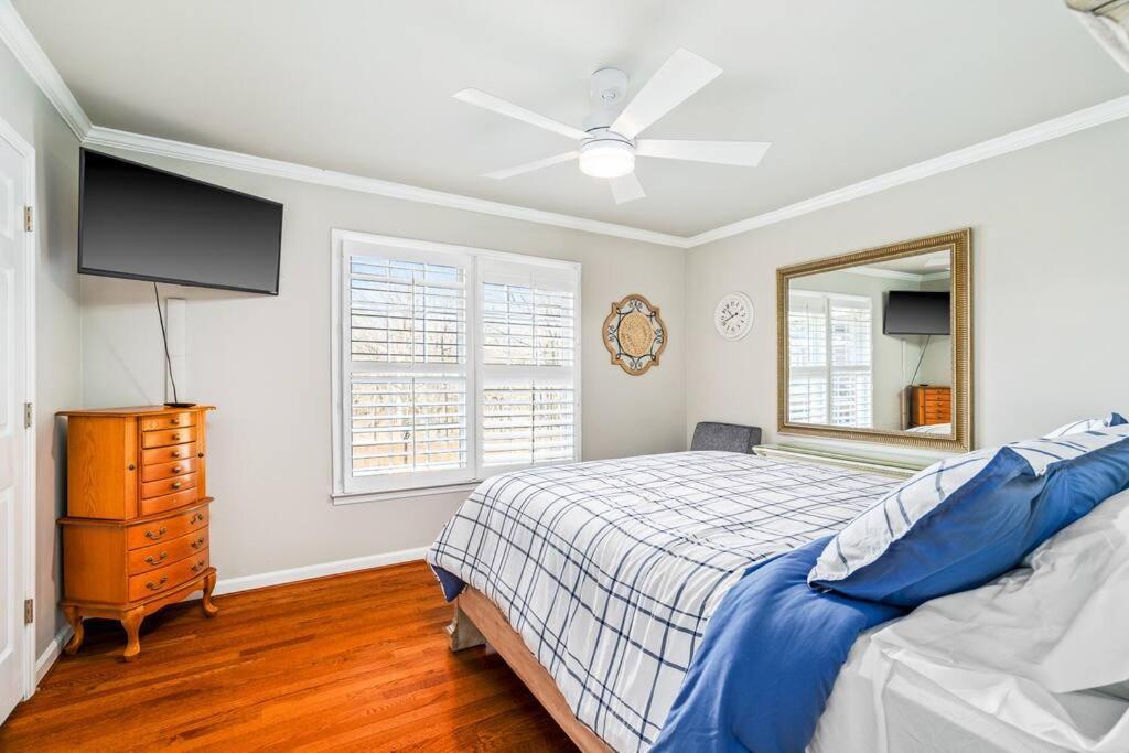 Holiday home Fantastic With Big Backyard Near The Greensboro