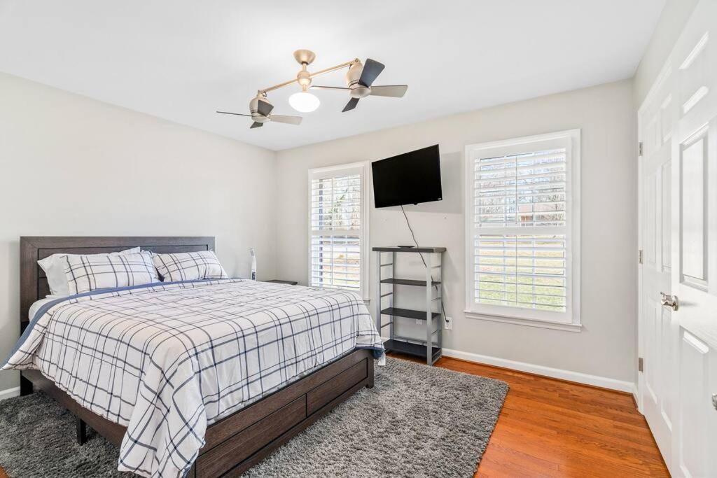 Holiday home Fantastic With Big Backyard Near The Greensboro