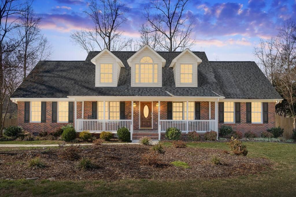 Holiday home Fantastic With Big Backyard Near The Greensboro