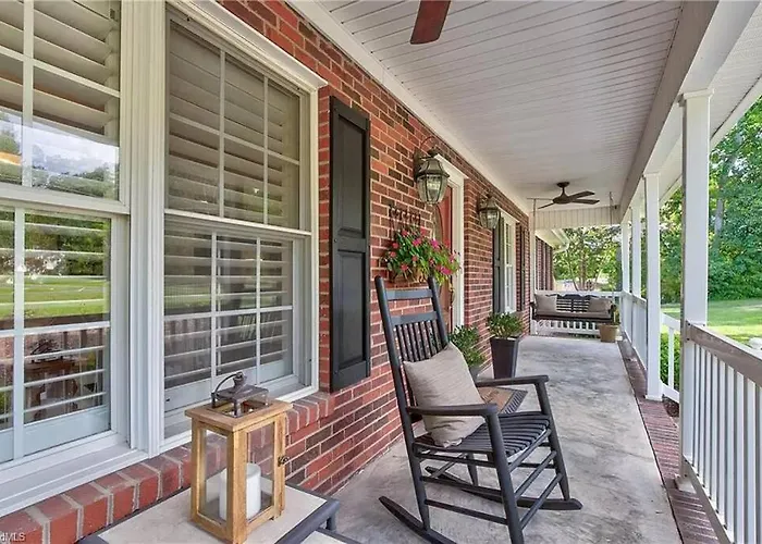 Fantastic Cottage With Big Backyard Near The City