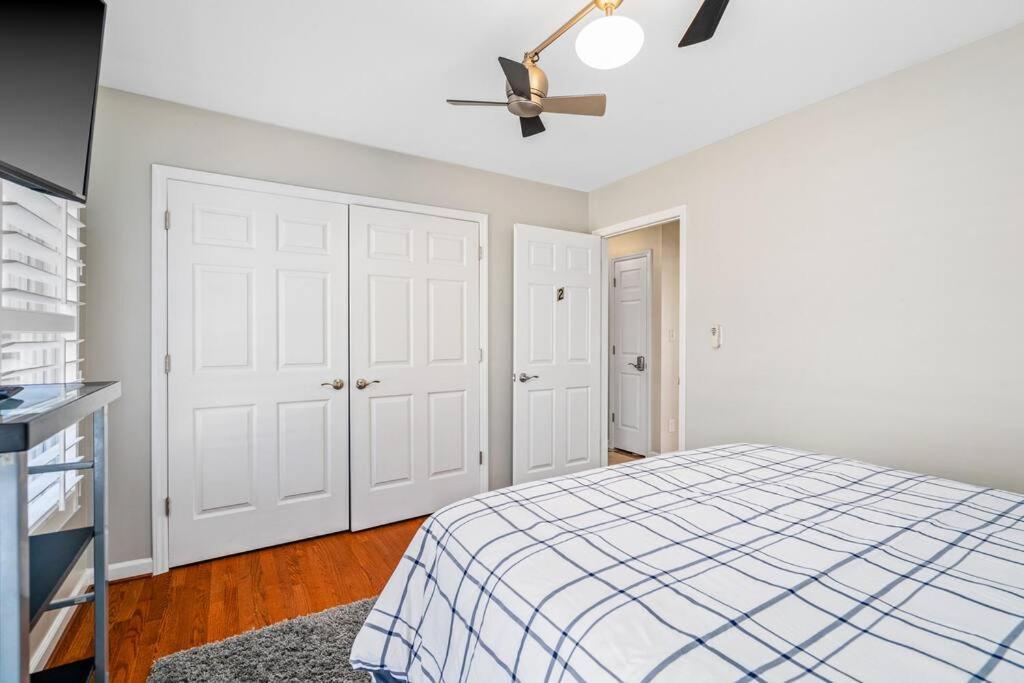 Holiday home Fantastic With Big Backyard Near The Greensboro